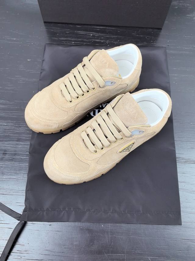 高版本 ，最新爆款！普拉达 Prada 2024新款 阿甘鞋 德训鞋 休闲鞋 反绒皮面 超帅 复古时尚 复古擦色 三角扣搭配 高级气质 随意搭配 上脚非常轻便舒